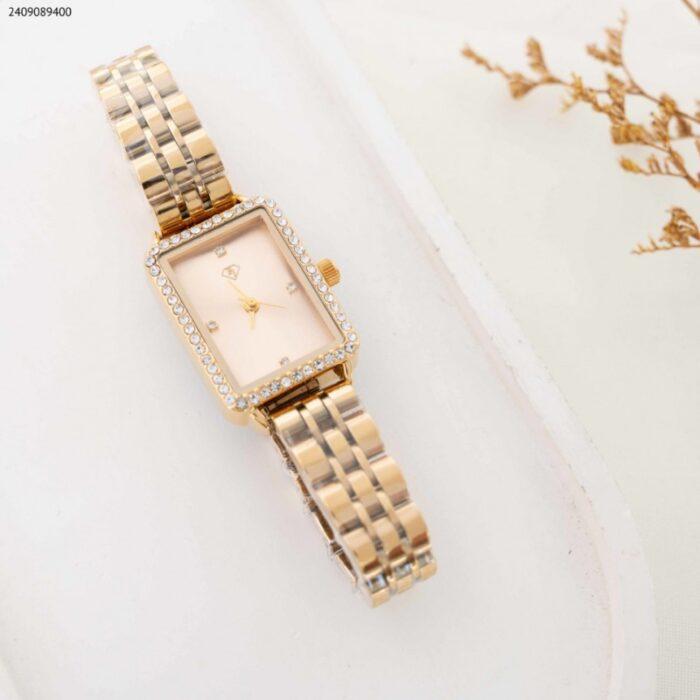 103384281_685ec3c2510e8 ساعة نسائية مستطيلة مع زركون (اللون: ذهبي) - الصورة 1