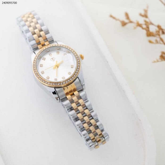 103384288_685ec3ca11709 ساعة نسائية دائرية مع زركون (اللون: ذهبي وفضي) - الصورة 1