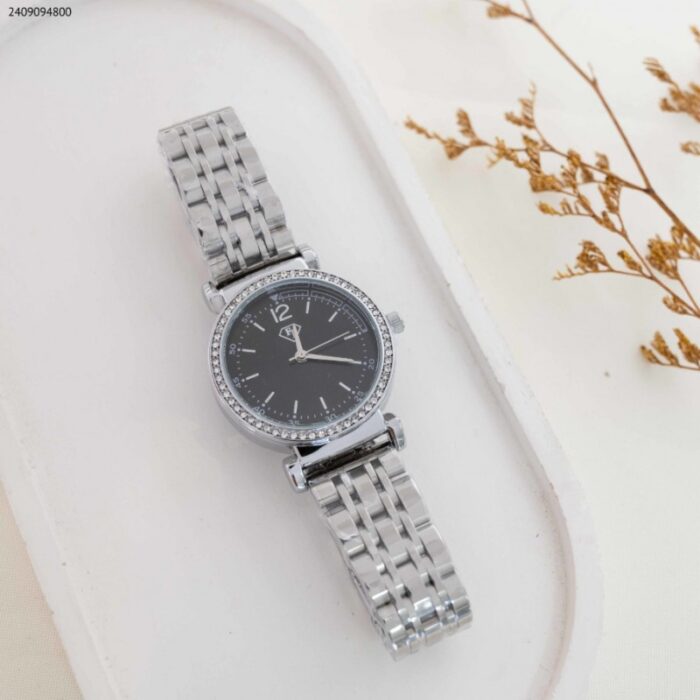 103384294_685ec3d076f86 ساعة نسائية دائرية مع زركون (اللون: فضي) - الصورة 1