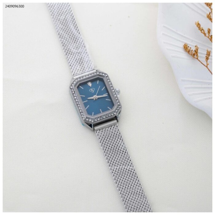 103384299_685ec3d61e154 ساعة نسائية مستطيلة مع زركون (اللون: فضي وأزرق) - الصورة 1