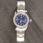 ساعة نسائية دائرية مع زركون وحزام معدني (اللون: فضي)