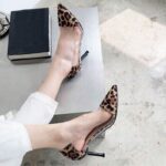 ⁦حذاء كعب للنساء لون بني وبيج⁩ - الصورة ⁦5⁩