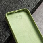 ⁦كفر سيليكون ايفون 13 برو لون زيتي⁩ - الصورة ⁦2⁩