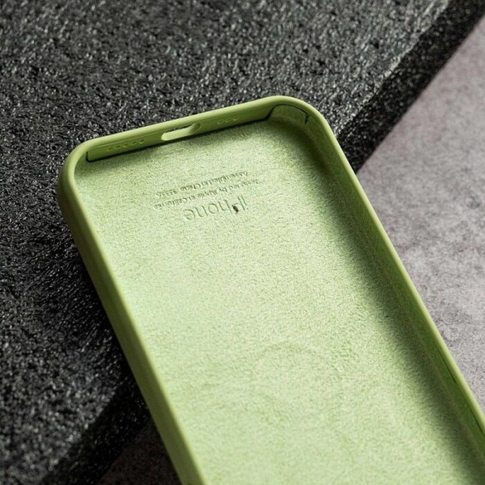 ⁦كفر سيليكون ايفون 13 برو لون زيتي⁩ - الصورة ⁦2⁩