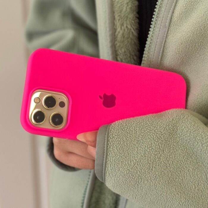 ⁦كفر سيليكون ايفون 13 برو لون فوشي⁩ - الصورة ⁦2⁩