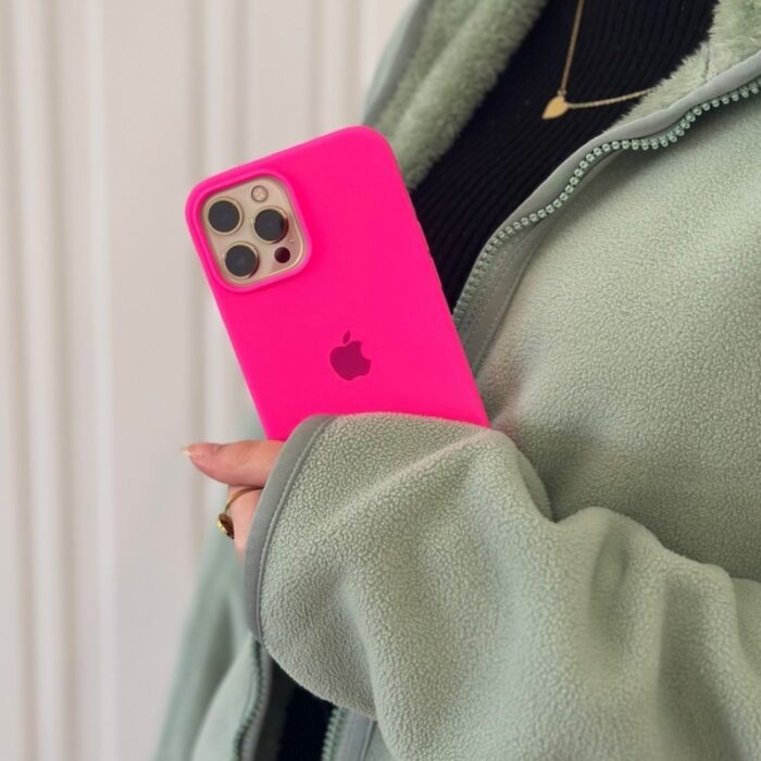 ⁦كفر سيليكون ايفون 13 برو لون فوشي⁩ - الصورة ⁦3⁩
