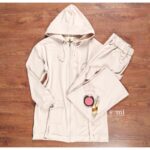 طقم صيفي للصبايا جاكيت وبنطلون لون بيج