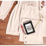 ⁦طقم صيفي للصبايا جاكيت وبنطلون لون بيج⁩ - الصورة ⁦3⁩