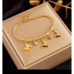 سوار بتصميم فراشات لون ذهبي