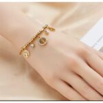 سوار بشعار شجرة لون ذهبي