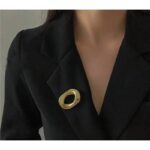 ⁦طقم بروش مع خاتم لون ذهبي⁩ - الصورة ⁦3⁩