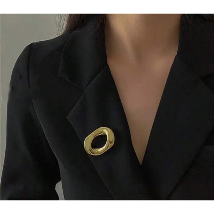 ⁦طقم بروش مع خاتم لون ذهبي⁩ - الصورة ⁦3⁩