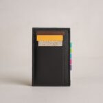 ⁦محفظة جلد رجالية لون أسود 8.5 *12.5 سم⁩ - الصورة ⁦2⁩