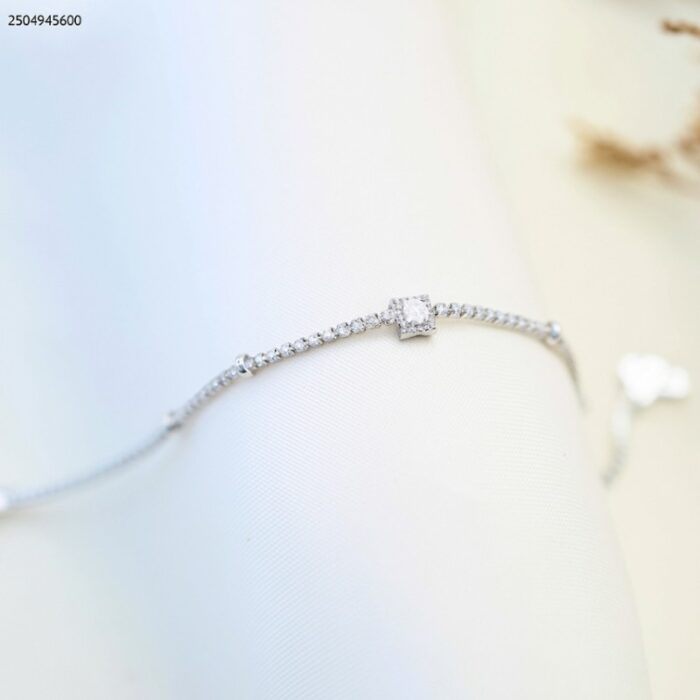 103384999_685ecc19368f0 سوار مع زركون أبيض لون فضي - الصورة 1