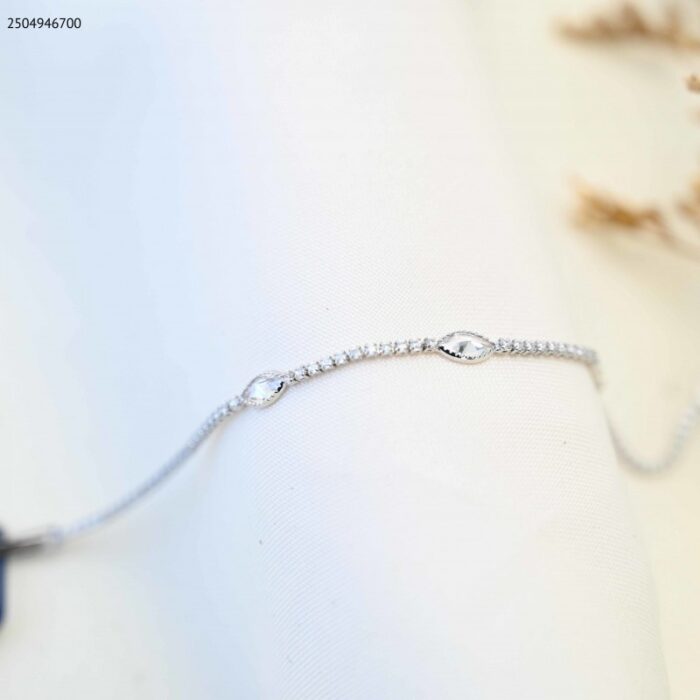 103385001_685ecc1ab7421 سوار مع زركون أبيض لون فضي - الصورة 1