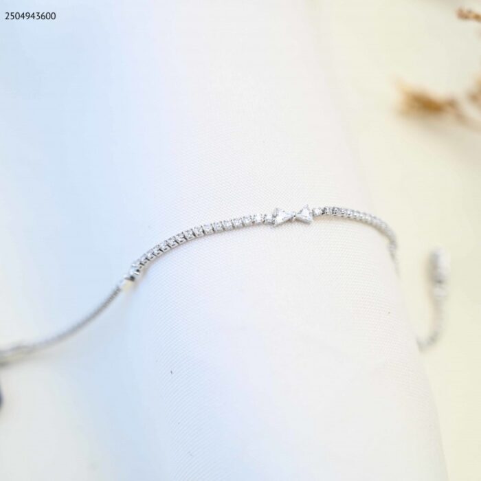 103385003_685ecc1c298d3 سوار مع زركون أبيض بتصميم فيونكة لون فضي - الصورة 1