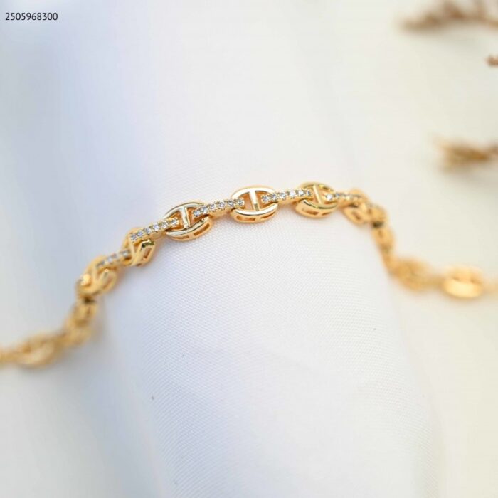 103385016_685ecc5113011 سوار بتصميم حلقات مع زركون أبيض لون ذهبي - الصورة 1