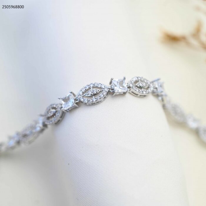 103385017_685ecc52d54a4 سوار زركون أبيض بتصميم أنيق لون فضي - الصورة 1