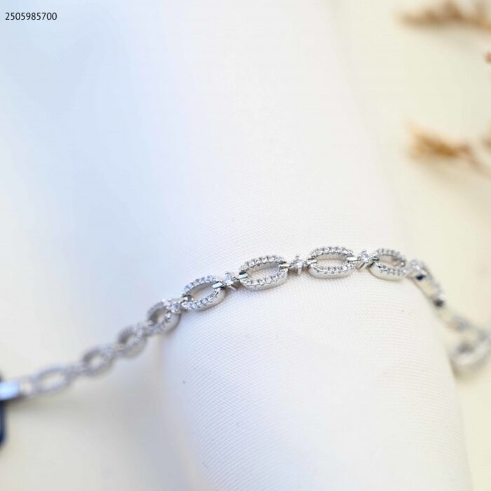 103385018_685ecc54efd75 سوار بتصميم حلقات مع زركون أبيض لون فضي - الصورة 1