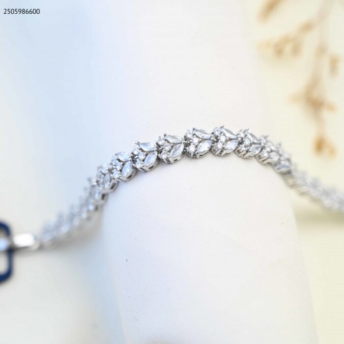 103385019_685ecc56daca6 سوار بتصميم زركون أبيض لون فضي - الصورة 1