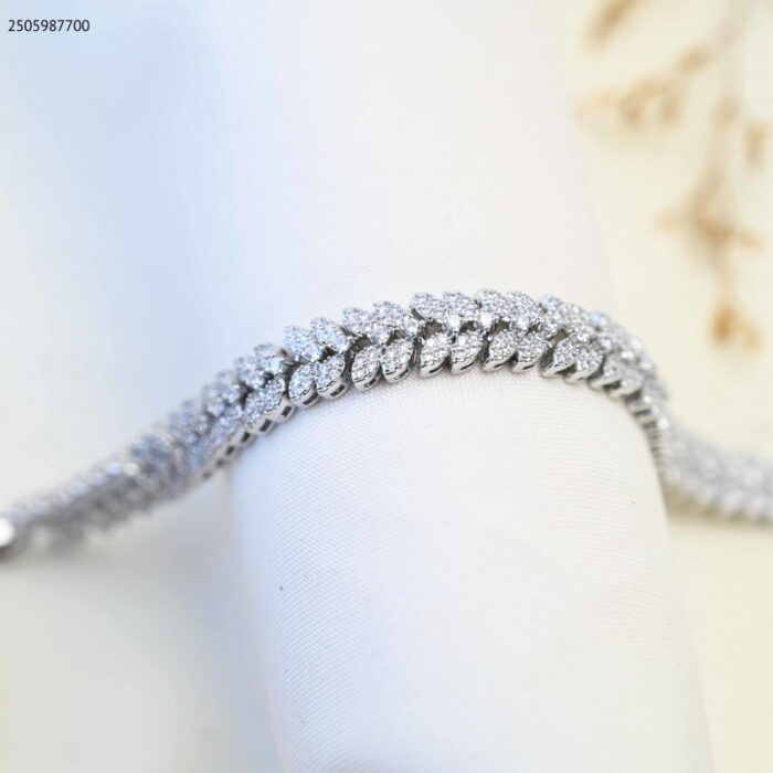 103385021_685ecc5ad3bb0 سوار مع زركون أبيض تقيل لون فضي - الصورة 1