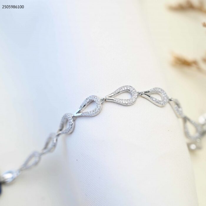 103385023_685ecc5e4afb4 سوار بتصميم دمعة مع زركون أبيض لون فضي - الصورة 1