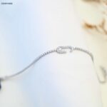 سوار بتصميم حلقة مع زركون أبيض لون فضي