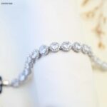 سوار بتصميم دوائر مع زركون أبيض لون فضي