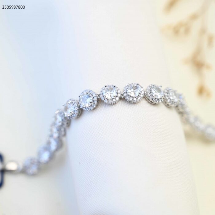 103385028_685ecc6630e13 سوار بتصميم دوائر مع زركون أبيض لون فضي - الصورة 1