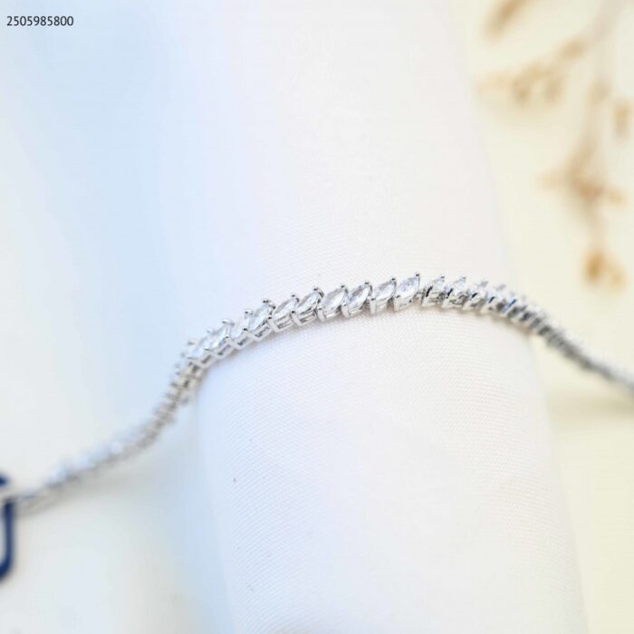 103385029_685ecc678f845 سوار مع زركون أبيض لون فضي - الصورة 1