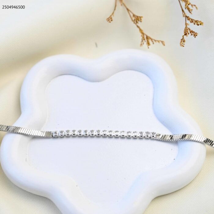 103385030_685ecc69134e0 سوار مع زركون مربعات أبيض وجلد أفعى لون فضي - الصورة 1