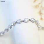 سوار بتصميم بيضاوي مع زركون أبيض لون فضي