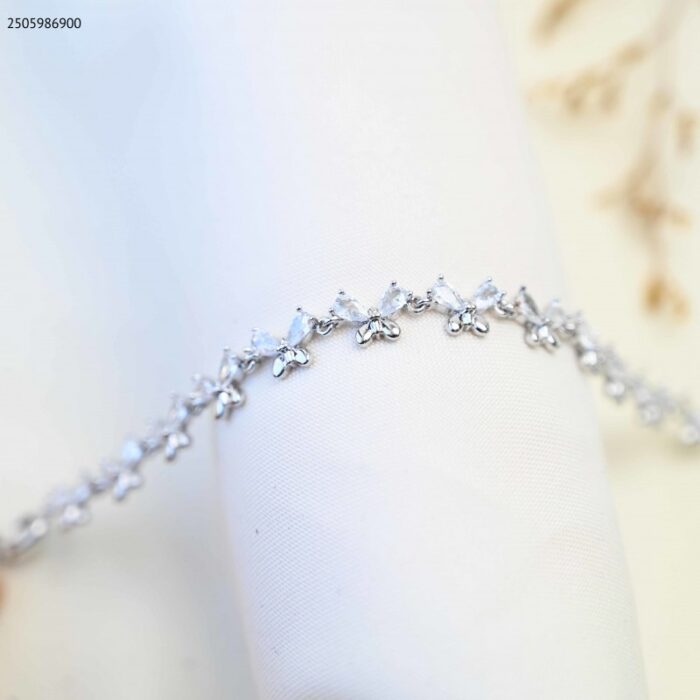 103385035_685ecc7079b03 سوار بتصميم فراشة مع زركون أبيض لون فضي - الصورة 1