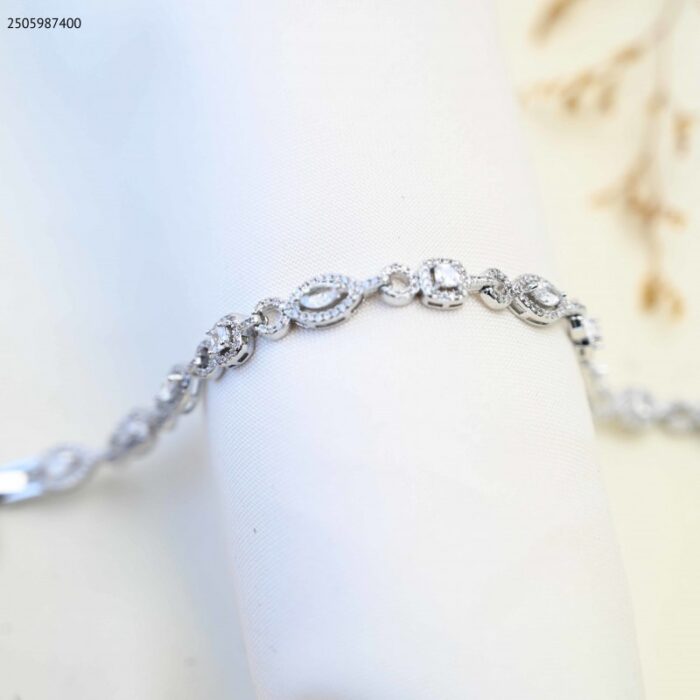 103385039_685ecc75e058f سوار مع زركون مربعات وبيضاوي لون فضي - الصورة 1