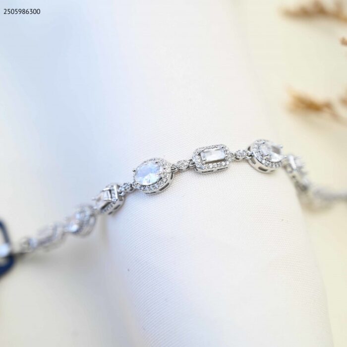 103385042_685ecc7a1f9e1 سواربتصميم زركون بيضاوي ومربعات أبيض لون فضي - الصورة 1