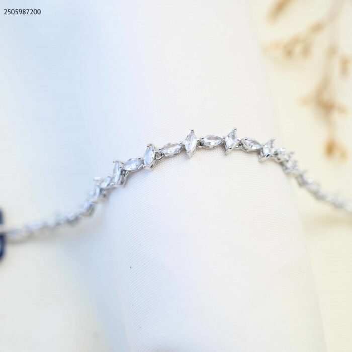 103385044_685ecc7cda43e سوار مع زركون أبيض لون فضي - الصورة 1