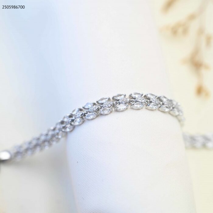 103385045_685ecc7e48322 سوار بتصميم زركون أبيض لون فضي - الصورة 1