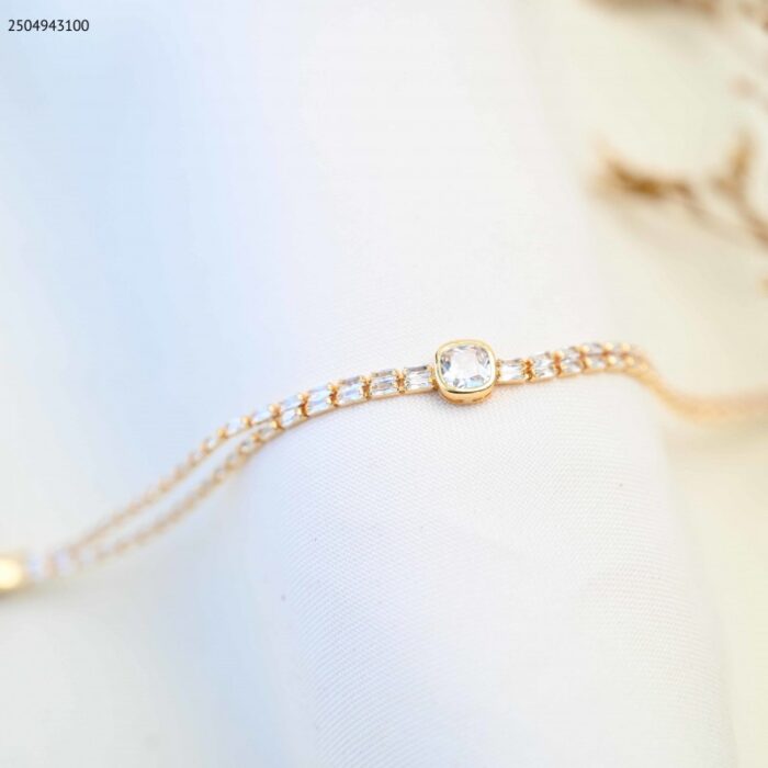 103385047_685ecc8125440 سوار مع زركون مربع أبيض لون ذهبي - الصورة 1