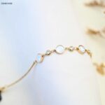 سوار بتصميم دوائر بيضاء لون ذهبي