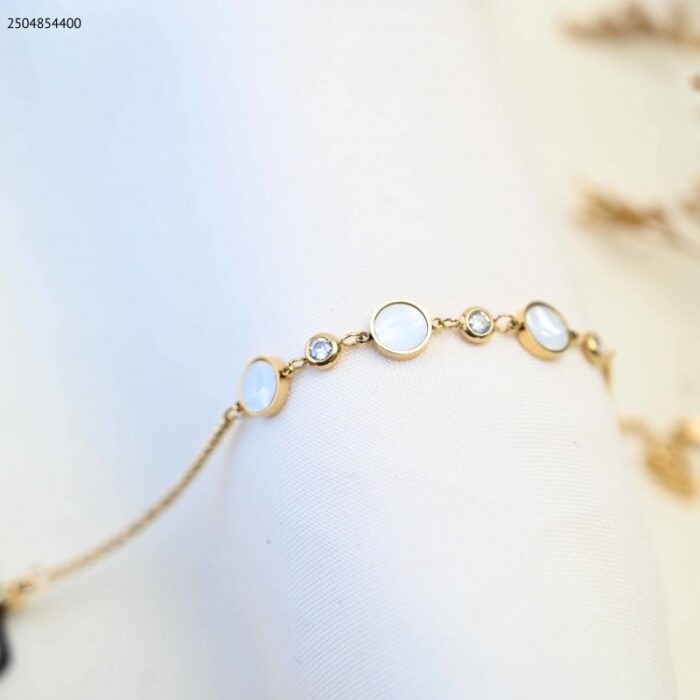 103385050_685ecc85115c3 سوار بتصميم دوائر بيضاء لون ذهبي - الصورة 1