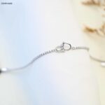 سوار بتصميم ناعم لون فضي