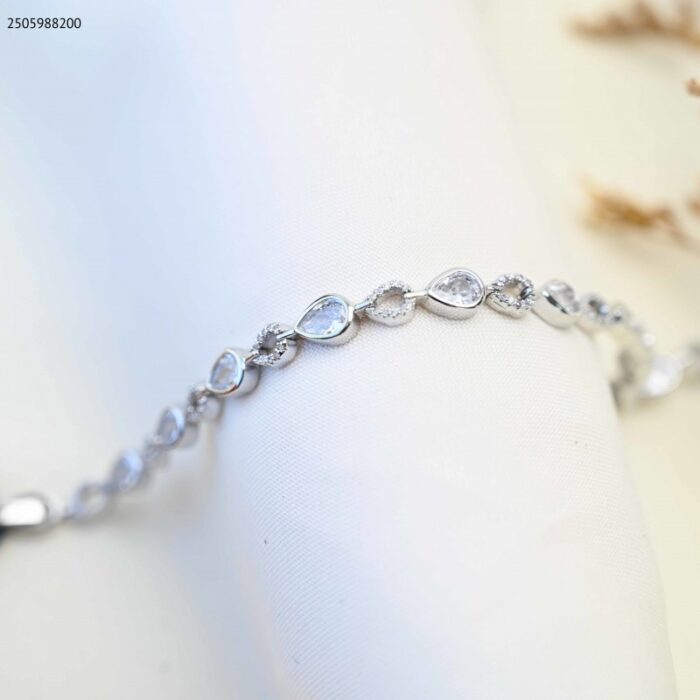 103385053_685ecc8935788 سوار بتصميم دمعة مع زركون أبيض لون فضي - الصورة 1