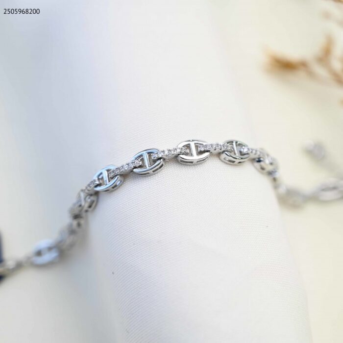 103385054_685ecc8aae6b2 سوار بتصميم حلقات مع زركون أبيض لون فضي - الصورة 1