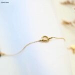 سوار بتصميم عقدة لون ذهبي