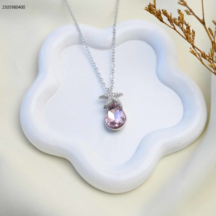 103385060_685ecc917ea62 سلسال بتصميم دمعة (اللون: فضي وزهري) - الصورة 1