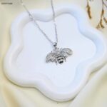 سلسال بتصميم نحلة لون فضي