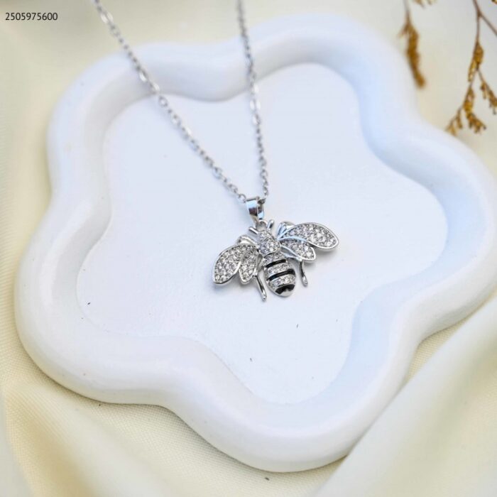 103385064_685ecc9463e18 سلسال بتصميم نحلة لون فضي - الصورة 1