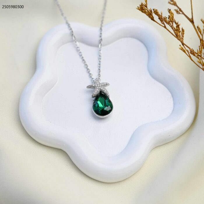 103385072_685eccc6d9c21 سلسال بتصميم دمعة (اللون: فضي واخضر) - الصورة 1