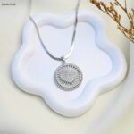 سلسال بتصميم دائرة بداخلها قلب لون فضي