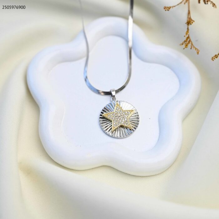 103385075_685ecccadf13e سلسال بتصميم دائرة بداخلها نجمة (اللون: فضي و ذهبي) - الصورة 1